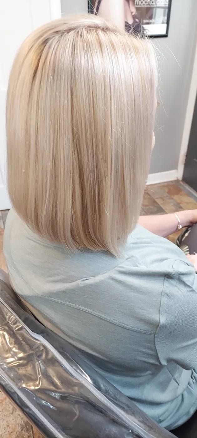 Sleek platinum blonde bob, finished result